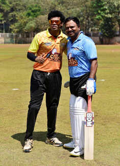 Marathi film industry plays cricket for a cause