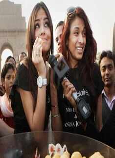 Miss Universe enjoys "pani-puri"