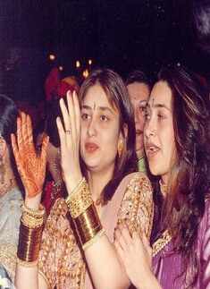 Fans are unable to recognise Kareena Kapoor Khan and Karisma Kapoor in this throwback pic