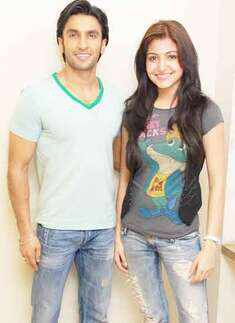 Anushka-Ranveer lock lips!