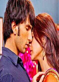 Anushka-Ranveer lock lips!