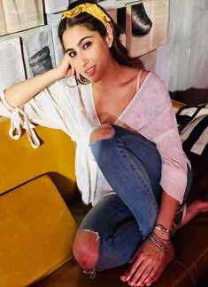 Mother-daughter duo Sara Ali Khan and Amrita Singh are &lsquo;winning&rsquo; & &lsquo;twinning&rsquo; on a day out