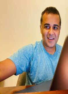 Chetan Bhagat hits back at Anupama Chopra; says Vidhu Vinod Chopra droves him close to suicide