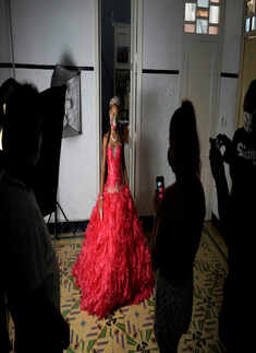 Cuban girls celebrate quinceaneras with new fashion amid pandemic