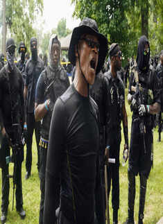 Kentucky: Armed protesters march against police brutality