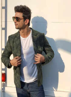 SSR's father raises 7 questions in FIR against Rhea Chakraborty; accuses her of theft & cheating