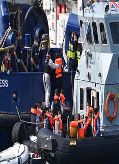 Migrants cross Channel in dinghies to England
