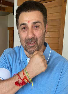 Inside pictures from Sunny Deol's birthday celebration with daddy Dharmendra