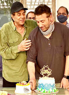 Inside pictures from Sunny Deol's birthday celebration with daddy Dharmendra