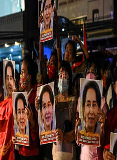 Suu Kyi's party claims to have won majority in Myanmar polls