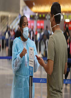 US Thanksgiving travelers defy COVID-19 warnings