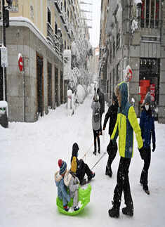 Madrid receives heaviest snowfall in 50 years