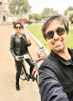 Soon-to-be mommy Shreya Ghoshal flaunts her baby bump in this new picture