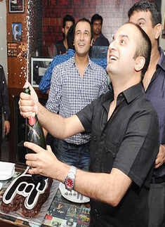 Cafe Morisson's 6th anniv. bash