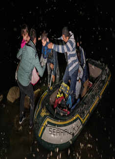 Migrants cross into US under cover of night
