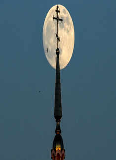 Spectacular pictures of "Super Blood Moon" go viral