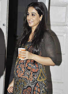 Vidya shows off baby bump?