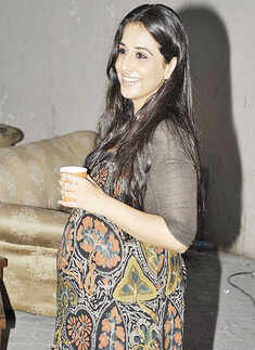 Vidya shows off baby bump?