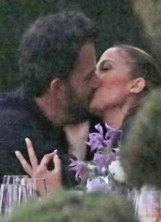 Jennifer Lopez & Ben Affleck&rsquo;s fans can&rsquo;t keep calm after Katy Perry shared their kissing picture on social media