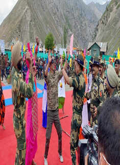 These pictures of Akshay Kumar spending time with BSF personnel you simply can&rsquo;t miss!