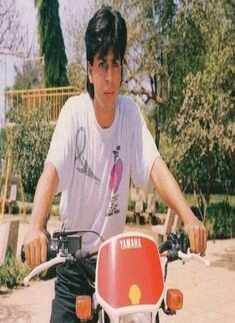 Let&rsquo;s travel back in time with the Throwback pictures of Bollywood stars from their debut films