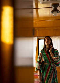 Soon-to-be-mommy Freida Pinto flaunts her baby bump in new pictures with her fianc&eacute;