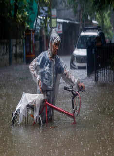 Heavy rain causes waterlogging in Mumbai