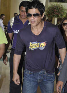 SRK spotted in KKR-shirt