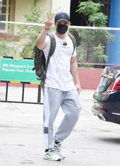 #ETimesSnapped: From Sara-Radhika to Karisma Kapoor, paparazzi pictures of your favourite celebs