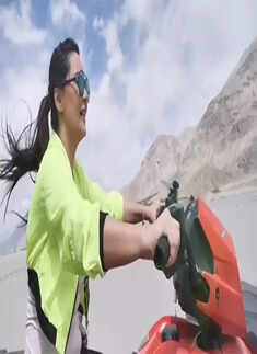 New loved-up pictures of Minissha Lamba with beau Akash Malik from their beach vacation go viral!