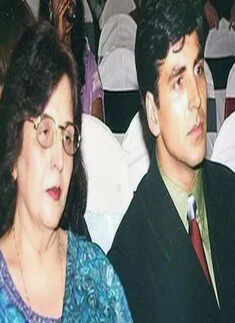 Candid moments of Akshay Kumar and his late mother will make you emotional