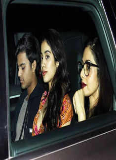 These kissing and hugging pictures of Janhvi Kapoor and rumoured ex Akshat Ranjan go viral