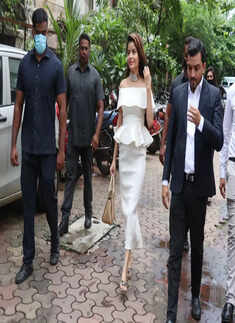 #ETimesSnapped: From Hrithik Roshan to Kangana Ranaut, paparazzi pictures of your favourite celebs