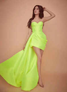 Janhvi Kapoor's trekking pictures with girl gang go viral