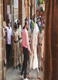 Amid Aryan Khan's drugs case, Suhana Khan wishes mommy Gauri Khan with a sweet picture on her birthday