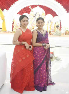 #ETimesSnapped: From Kareena Kapoor to Mouni Roy, paparazzi pictures of your favourite celebs