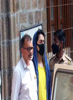 Amid Aryan Khan's arrest, pictures of star kid with daddy Shah Rukh Khan will leave you emotional