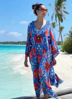 Bipasha Basu stuns in a black bikini; treats fans with drool-worthy beach vacation pictures