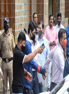 Pictures of Shah Rukh Khan go viral as he arrives to meet son Aryan Khan at Mumbai Jail