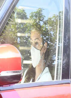 #ETimesSnapped: From Janhvi Kapoor to Divya Khosla Kumar, paparazzi pictures of your favourite celebs