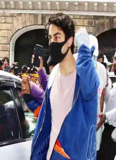 Mika Singh, R Madhavan, Shanaya Kapoor & others celebrate as High Court grants bail to Aryan Khan