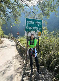 Pictures of Sara Ali Khan and Janhvi Kapoor trend as BFFs offer prayers at Kedarnath Temple
