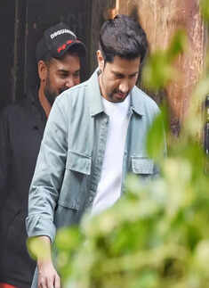 #ETimesSnapped: From Ranveer Singh to Janhvi Kapoor, paparazzi pictures of your favourite celebs