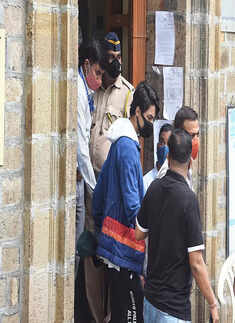 Relaxed after Aryan Khan's bail, Suhana Khan's new pictures with her friends go viral