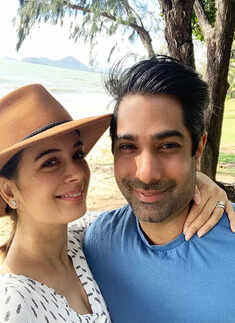 Mommy-to-be Evelyn Sharma flaunts her baby bump and pregnancy glow in these new pictures