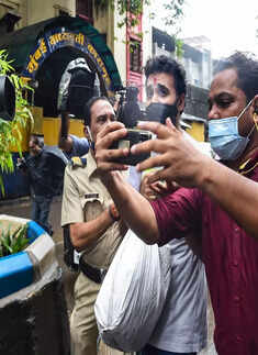 Post bail, pictures of Raj Kundra and Shilpa Shetty seeking blessings at a temple go viral