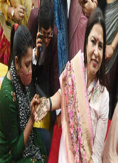 Diplomats had a gala time at Meenakshi Lekhi&rsquo;s Karwa Chauth party