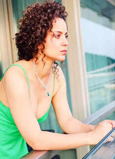 Unaffected by FIR filed against her, Kangana Ranaut shares a bold picture in a revealing black dress