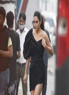 #ETimesSnapped: From Sara Ali Khan to Janhvi Kapoor, paparazzi pictures of your favourite celebs