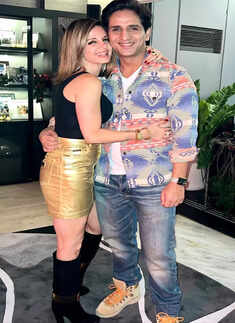 These hugging and smiling pictures of Sussanne Khan with rumoured beau Arslan Goni go viral